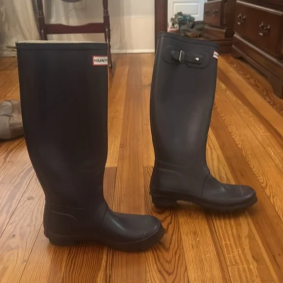 Dark purple hunter tall rain boots size 8, excellent condition - Picture 7 of 9